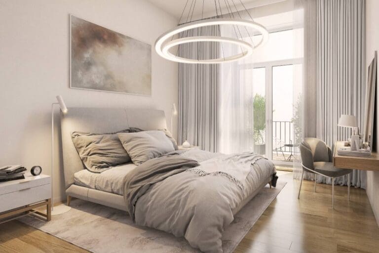 Nowoczesna, jasna sypialnia w chłodnych odcieniach beżu i szarości z designerską lampą sufitową.