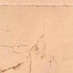 Pęknięcia tynku na elewacji domu – co może być przyczyną i jak naprawić?