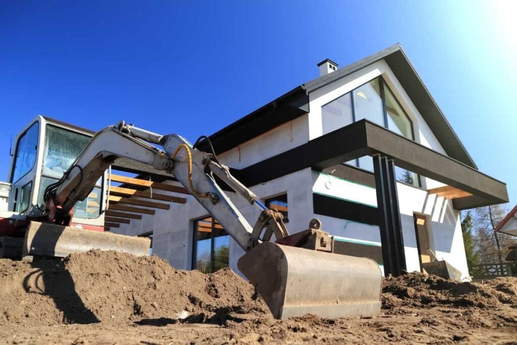 Rozpoczęcie budowy domu jednorodzinnego z użyciem koparki.