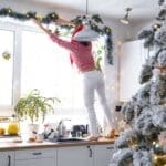 Ozdoby świąteczne na okno – girlanda i lampki zawieszone nad oknem w kuchni