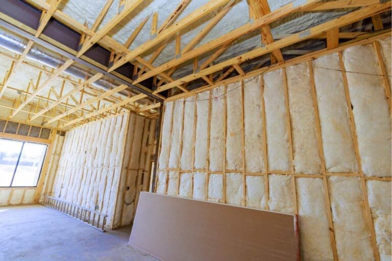 Montaż folii paroizolacyjnej na poddaszu przed zabudową płyt gipsowo-kartonowych