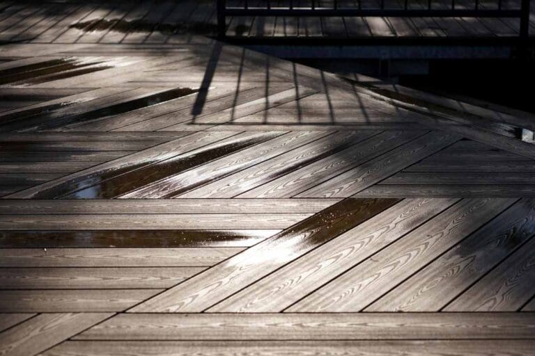 Taras z desek kompozytowych ułożonych pod kątem, równe i estetyczne krawędzie po precyzyjnym cięciu