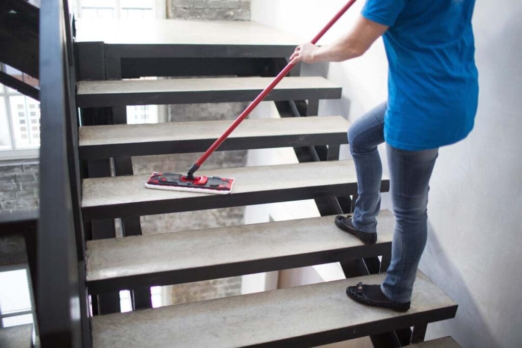 Czyszczenie schodów po remoncie za pomocą mopa