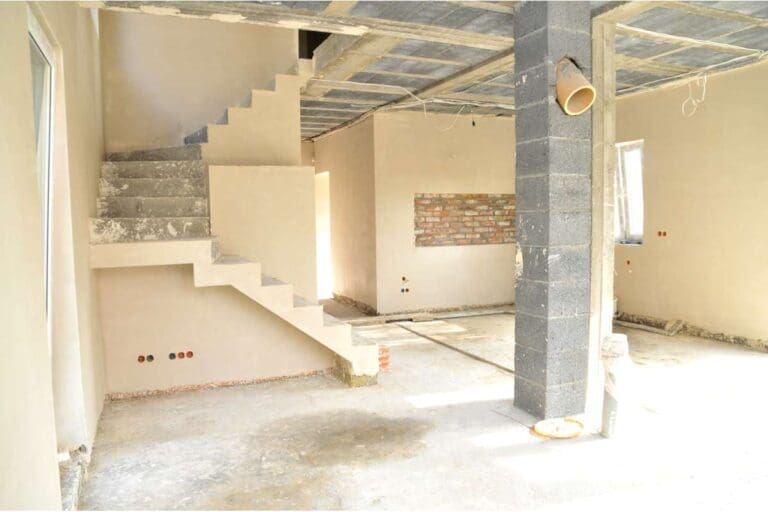 Wykończenie ścian tynkiem gipsowym we wnętrzu domu