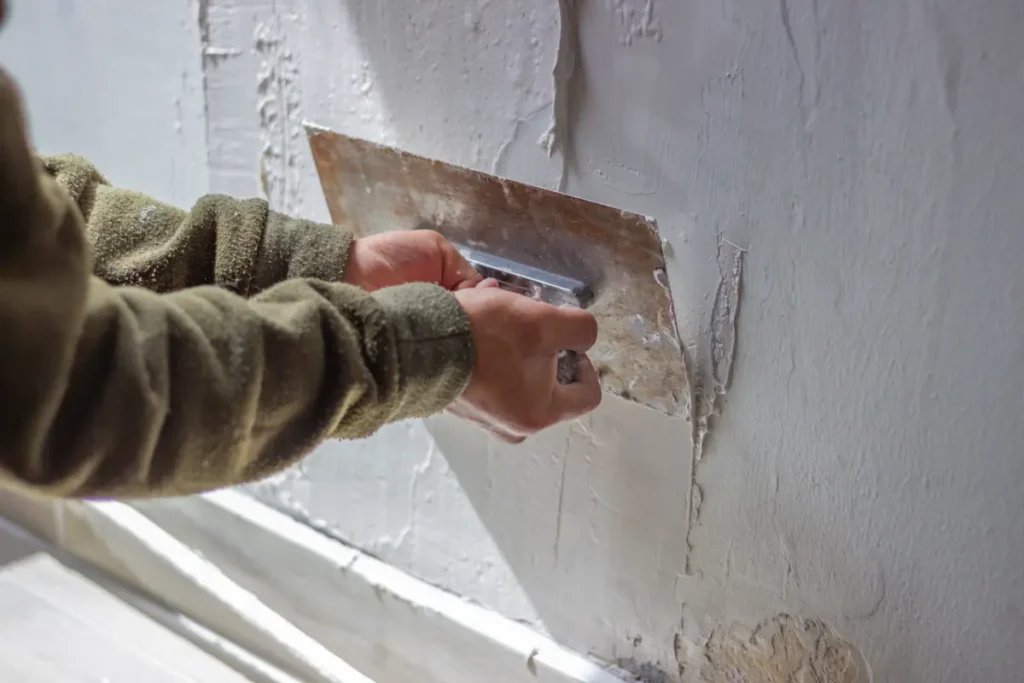 nakładanie tynku na ścianę