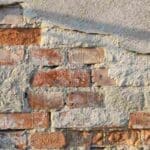 Jak skuć tynk samemu? Kiedy to jest konieczne?