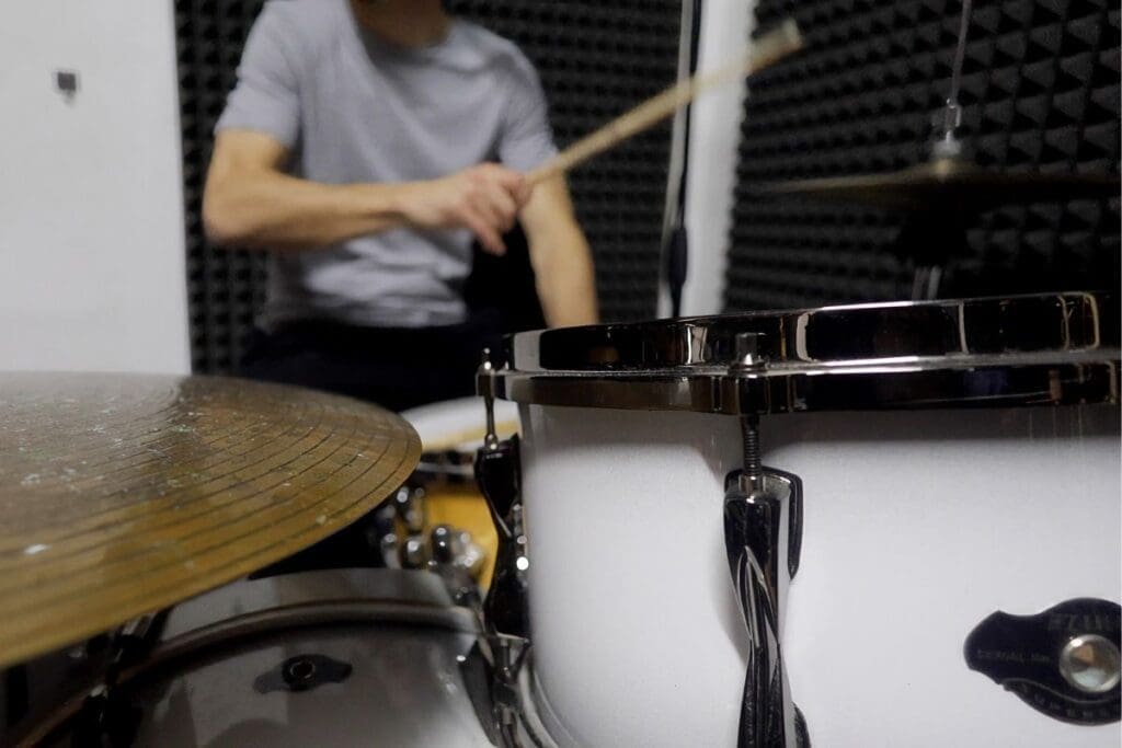 jak wyciszyć pokój