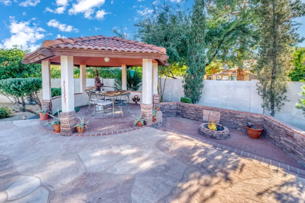 Kamienna altana ogrodowa