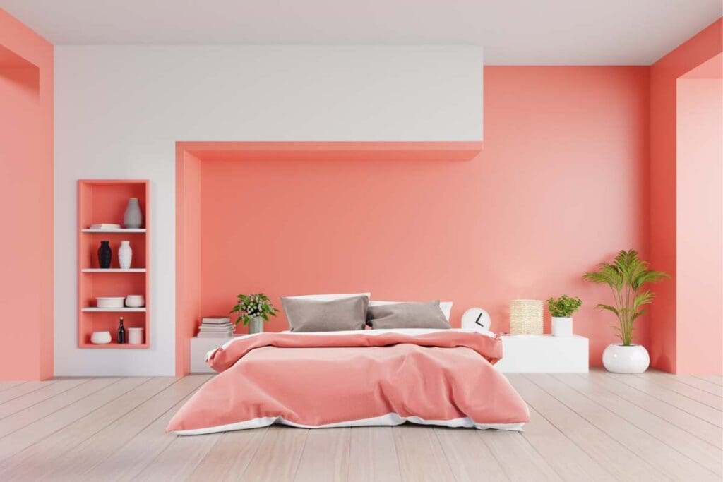 Sypialnia w kolorze koralowym z jasnym drewnem i minimalistycznymi dodatkami