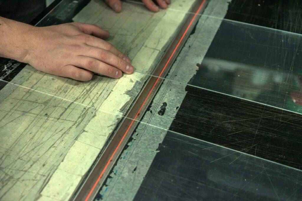 Cięcie płyty plexi na pile stołowej z prowadnicą laserową