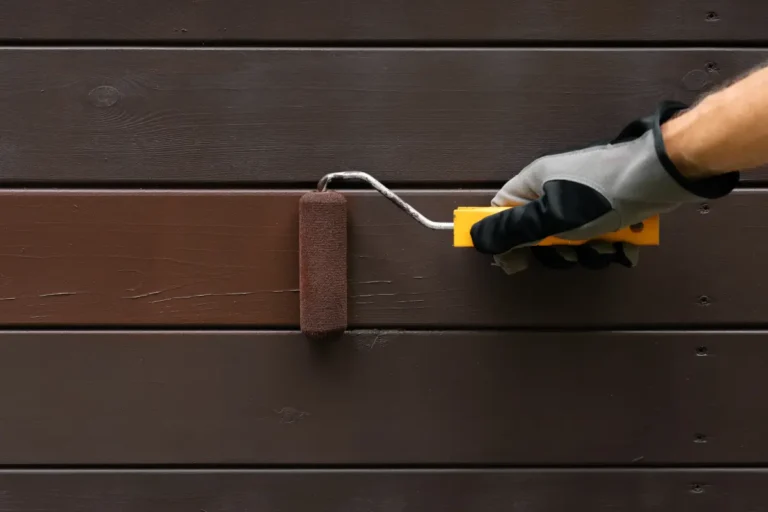 jaką farbą malować elewację drewnianą