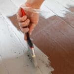 Ten modny trend malowania parkietu na biało ma wiele zalet. Czy jednak jest to opłacalne?