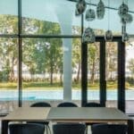 Drzwi aluminiowe czy PVC – co faktycznie lepiej sprawdza się w domu jednorodzinnym?